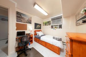 a bedroom with a bed and a desk with a computer at Travel Nurse Housing & Internationals Travelers, College Student, Young Business Professionals - Corporate Housing Accommodation, Offsite Employee & Vacation Temporary Short-Terms Bookings in Brooklyn +14 photos