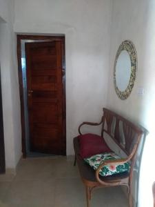 Habitación con silla, espejo y puerta en Casa en Amaicha in 