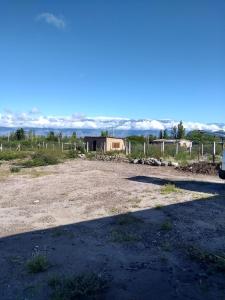 ein leerer Parkplatz mit einem Gebäude im Hintergrund in der Unterkunft Casa en Amaicha in Amaichá del Valle