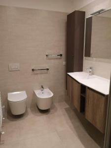 een badkamer met een toilet en een wastafel bij Villa Glicine in Rimini