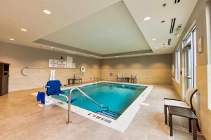 uma piscina num quarto de hospital com uma sala de espera em Avid Hotels - Denver Airport Area, an IHG Hotel em Denver