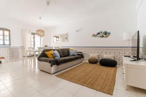 - un salon avec un canapé et une table dans l'établissement StaySalty - Resort Style Family Beach House with Pool, à Altura