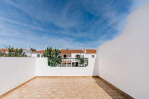 parete bianca con vista su una casa di StaySalty - Resort Style Family Beach House with Pool ad Altura