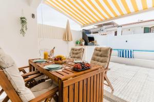 - une table en bois avec un bol de fruits dans l'établissement StaySalty - Resort Style Family Beach House with Pool, à Altura