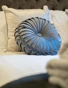 - un oreiller bleu assis au-dessus du lit dans l'établissement Pavlova House - Luxury 2 Bed Apartment in Aberdeen City Centre, à Aberdeen