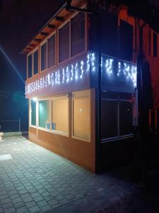 Apartments Zlatko في سوكو بانيا: مبنى عليه انوار عيد الميلاد