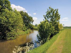 un río con árboles a su lado en Salem View - E5461 en Wainfleet All Saints
