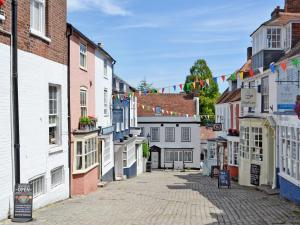 a street in a town with flags and buildings at Bosuns Locker in Lymington