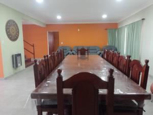 una sala de conferencias con una mesa larga y sillas en Casa Vacacional "Aguaditas" en La Punta