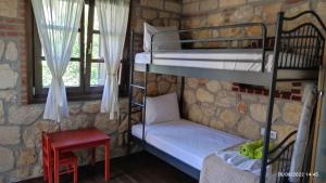 Postel nebo postele na pokoji v ubytování Artemis Stone House