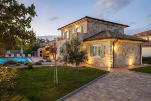 Bazén v ubytování Villa Perla nebo v jeho okolí