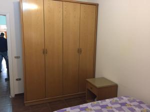 - une chambre avec une grande armoire en bois et un lit dans l'établissement ڤيلا الميراچ Meriage, au Caire
