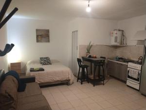 1 dormitorio con cama, mesa y cocina en Mendoza Godoy Cruz en Godoy Cruz