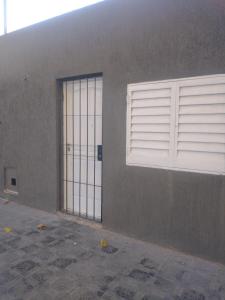 un edificio con puerta y puerta en Mendoza Godoy Cruz en Godoy Cruz