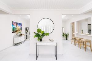 a white room with a table and a mirror at Salinja Cerca 2-B in Palm-Eagle Beach