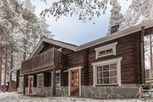 a log cabin in the woods at Log Cabin Apartment Alppirinne in Suomutunturi