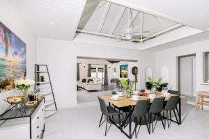 a dining room with a table and chairs at Salinja Cerca 2-B in Palm-Eagle Beach