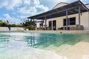 a swimming pool in front of a house at Salinja Cerca 2-B in Palm-Eagle Beach