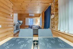 uma sala de estar com uma mesa e cadeiras e um sofá em Alppirinne - Tunnelmallinen loma-asunto Suomulla em Suomutunturi