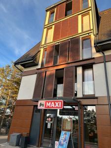 セルビアディヴツィバレにあるApartman Krov Divcibareの目の前に最大標識のある建物