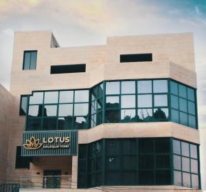 un bâtiment avec un panneau sur son côté dans l'établissement Lotus Boutique Hotel, à Bethléem