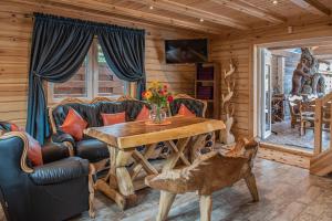 ein Esszimmer mit einem Holztisch und Stühlen in der Unterkunft Amazing 14 Berth Villa With Private Pool At Pentney Lakes In Norfolk Ref 34079a in Kings Lynn