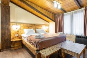 Postel nebo postele na pokoji v ubytování Hotel Mansarda Mestia + 33 fotografií