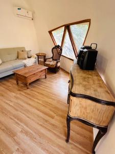 sala de estar con sofá y mesa en Cuchilla Alta domo geodésico en Cuchilla Alta