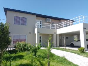 una gran casa blanca con entrada en Casa Vacacional "Aguaditas" en La Punta