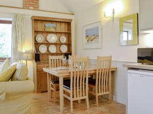 a kitchen and dining room with a table and chairs at The Wood Shed - E1919 in Westleton