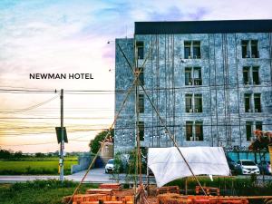 un edificio con un cartel que lee Hotel Newman en Newman hotel, en Ban Khlong Ha