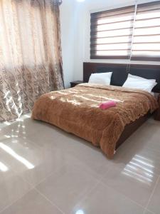 sypialnia z łóżkiem z brązowym kocem w obiekcie Magic view apartment w mieście Wadi Musa