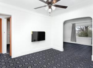 Μια τηλεόραση ή/και κέντρο ψυχαγωγίας στο A cozy home with fire place