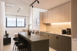 - une cuisine avec un comptoir et des chaises dans la chambre dans l'établissement Voda Luxury Residence #002, à Athènes