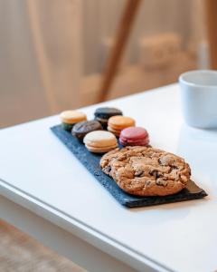 - un plateau de biscuits et de beignets sur une table dans l'établissement LeGoodVibes, spacieux& lumineux, à Mulhouse