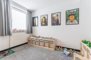 um quarto para crianças com figuras de lego na parede em Ceprówka Family Friendly em Białka Tatrzanska