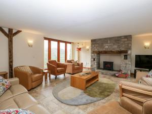 sala de estar con muebles y chimenea en The Granary, en Chepstow