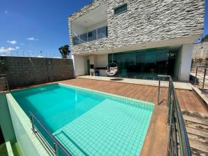 a swimming pool in the backyard of a house at Sobrado piscina bem localizado 5 min do Flamboyant in Goiânia