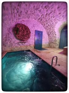 une salle de bains avec une grande piscine d'eau dans l'établissement Le Vallaya Suites & Spa, à Menton