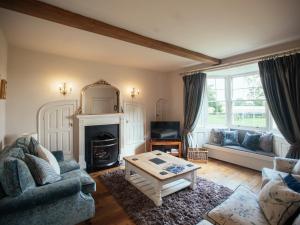 ein Wohnzimmer mit einem Sofa und einem Kamin in der Unterkunft Manor House in York