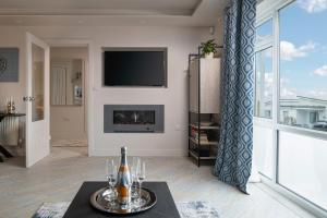 sala de estar con chimenea y TV en Cartref en Benllech