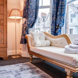 een kamer met een bed en een raam met gordijnen bij Somerset House in Bangor