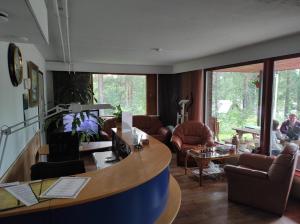 a living room with a round table and chairs at Asikkalan Motelli in Vesivehmaa