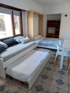 Una cama o camas en una habitación de Departamentos Alfonsina, a 3 cuadras del mar en La Perla