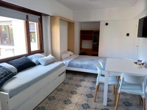 Una cama o camas en una habitación de Departamentos Alfonsina, a 3 cuadras del mar en La Perla