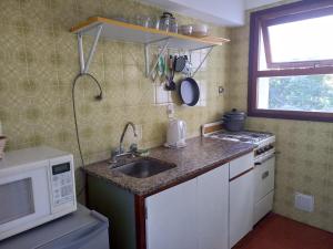A kitchen or kitchenette at Departamentos Alfonsina, a 3 cuadras del mar en La Perla