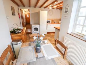 eine Küche und ein Esszimmer mit einem Tisch und einem Kühlschrank in der Unterkunft Thames Cottage in Hull + 21 Fotos