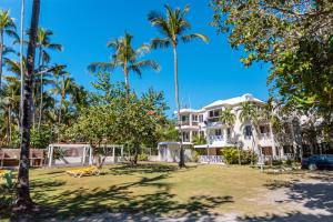 una vista de las villas desde la playa con palmeras en Amazing Apartments Juan Dolio, El Bonito II - 2A en Juan Dolio