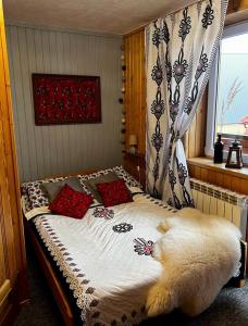 ブコビナ・タトシャンスカにあるU Dankiのベッドルーム1室(赤い枕のベッド1台付)