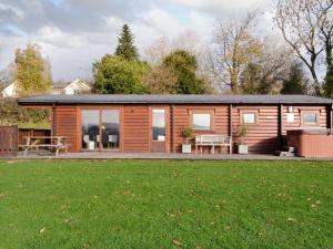 une cabane en rondins avec une grande cour dans l'établissement Cider Mill Lodge - Hw7420, à Tintern